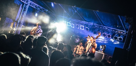 Die Hauptbühne vom Sommerfest Vorstraße mit einer Band und Zuschauern